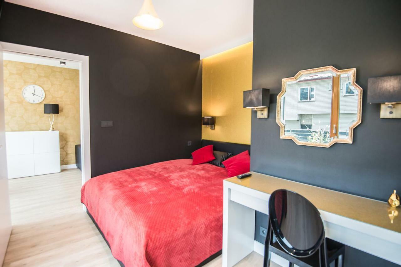Galaxy Garden Apartment Cracow- Shopping Mall 1Min, Underground Parking, Family Friendly, City Center Krakow Luaran gambar