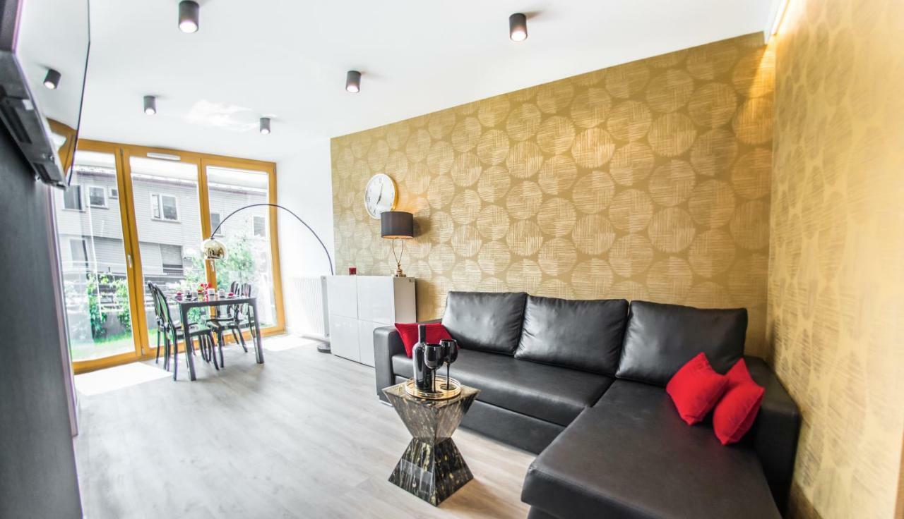 Galaxy Garden Apartment Cracow- Shopping Mall 1Min, Underground Parking, Family Friendly, City Center Krakow Luaran gambar