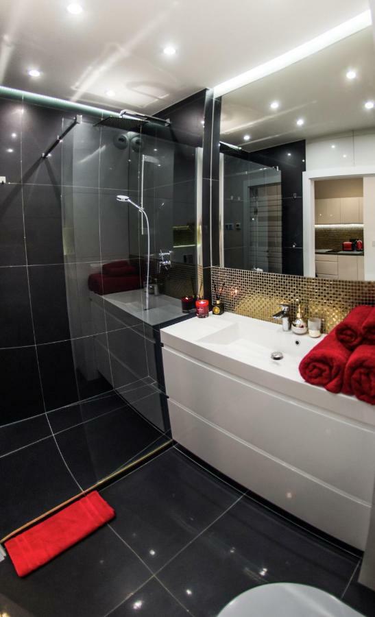 Galaxy Garden Apartment Cracow- Shopping Mall 1Min, Underground Parking, Family Friendly, City Center Krakow Luaran gambar